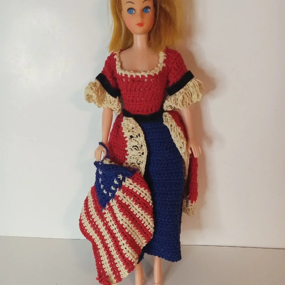 Vintage Bicentennial Betsy Ross Doll w/Crocheted Dress & Flag - Picture 9 of 9